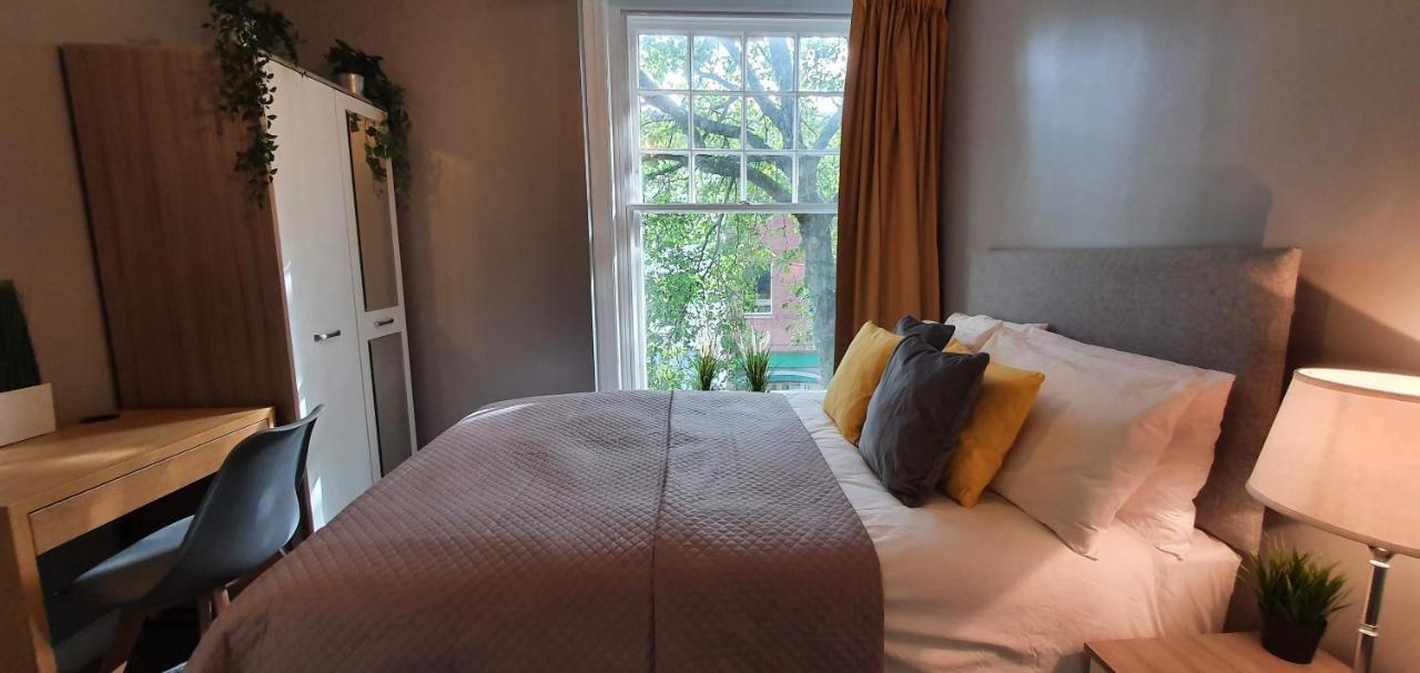 Darwin Stays - Service Accommodation In Newcastle Under Lyme City Centre Dış mekan fotoğraf
