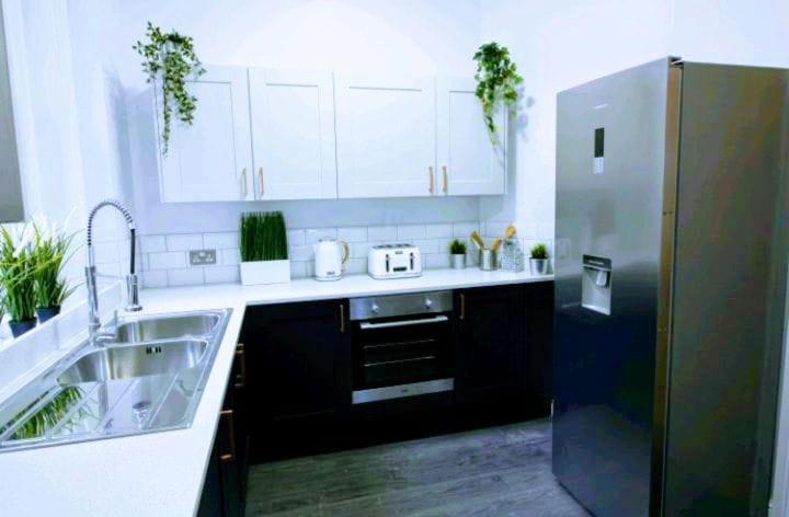 Darwin Stays - Service Accommodation In Newcastle Under Lyme City Centre Dış mekan fotoğraf