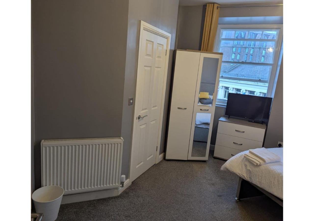 Darwin Stays - Service Accommodation In Newcastle Under Lyme City Centre Dış mekan fotoğraf